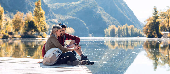 mann frau sitzen am step see wanderkleidung1700x740